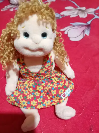 Muñeca de peluche con vestido floral - miniatura 3