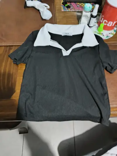 Polera negra con cuello blanco - miniatura 1