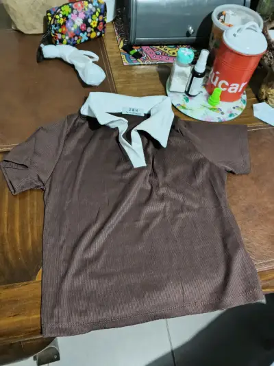 Polera negra con cuello blanco - miniatura 2