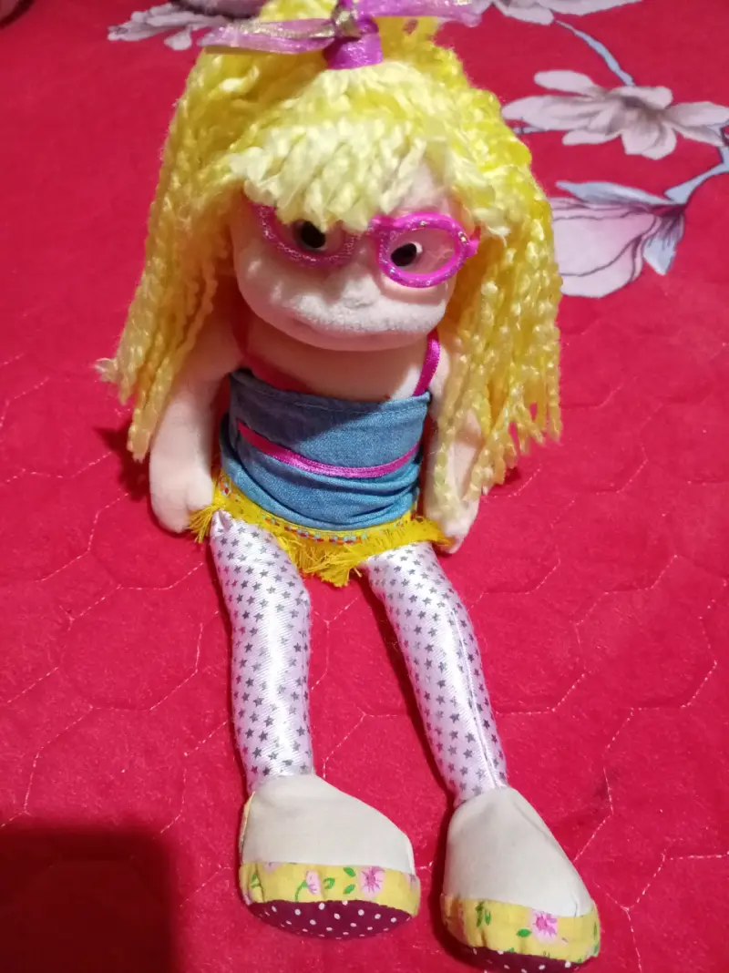 Muñeca de felpa con gafas - 2