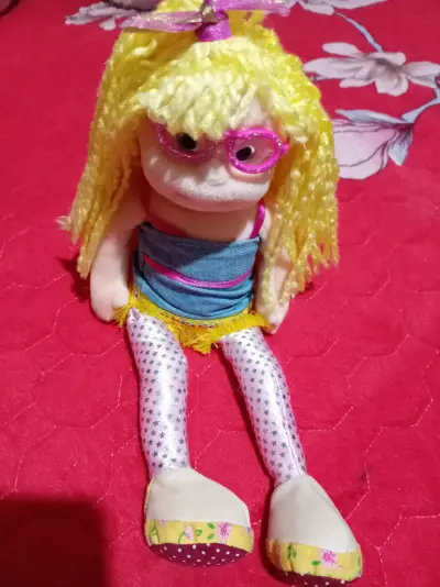 Muñeca de felpa con gafas - miniatura 2