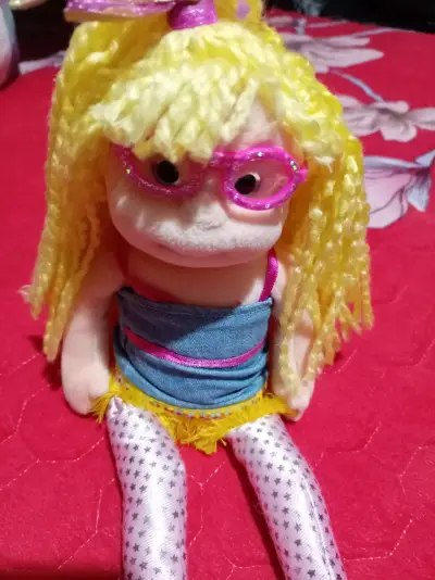 Muñeca de felpa con gafas - miniatura 3