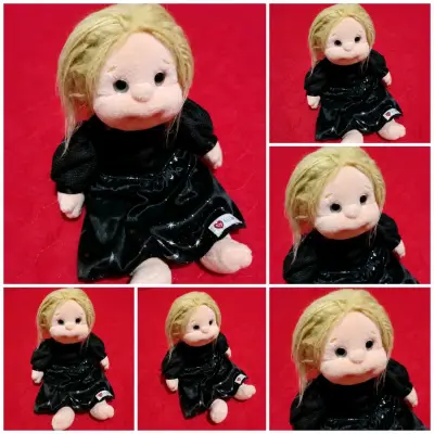 Muñeca de peluche con vestido negro - miniatura 1