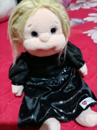 Muñeca de peluche con vestido negro - miniatura 2