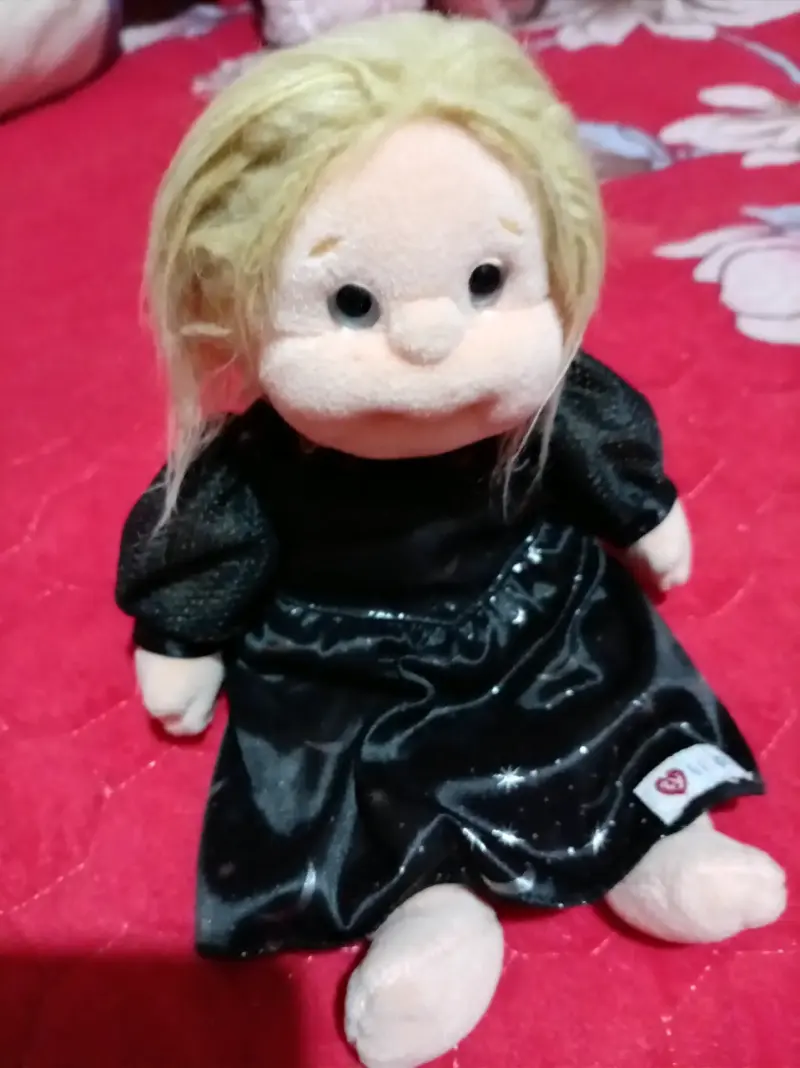 Muñeca de peluche con vestido negro - 3
