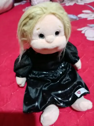 Muñeca de peluche con vestido negro - miniatura 3
