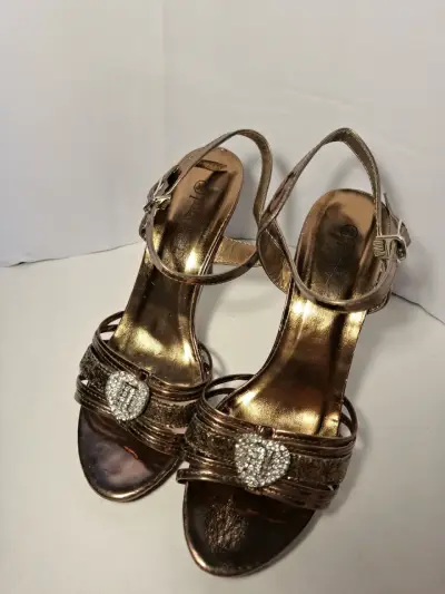 Sandalias doradas elegantes - miniatura 1