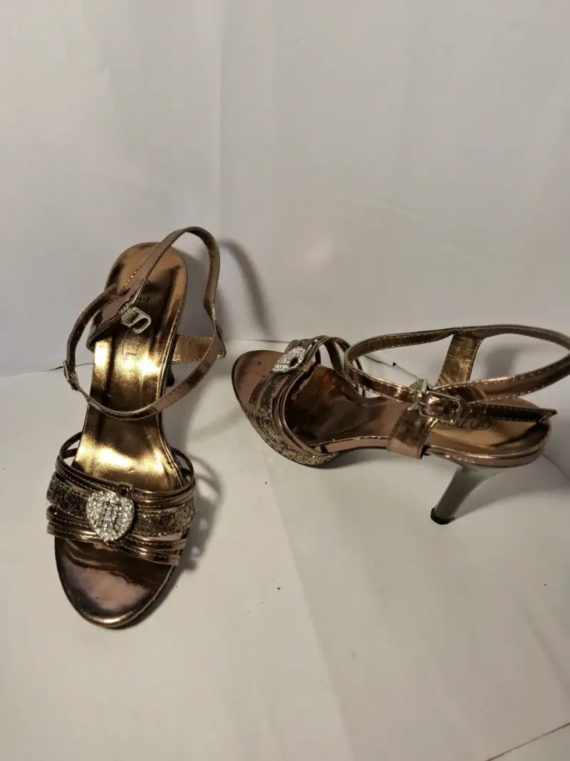 Sandalias doradas elegantes - 2