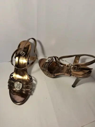 Sandalias doradas elegantes - miniatura 2