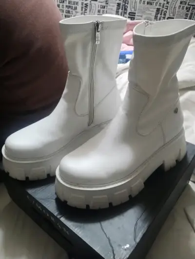 Botas blancas con cierre lateral - miniatura 1
