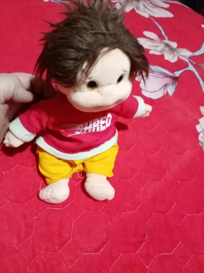 Muñeco de peluche con ropa - miniatura 3