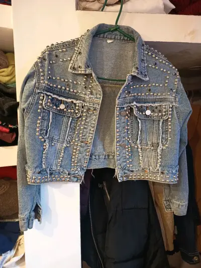 Chaqueta de mezclilla con tachas - miniatura 1