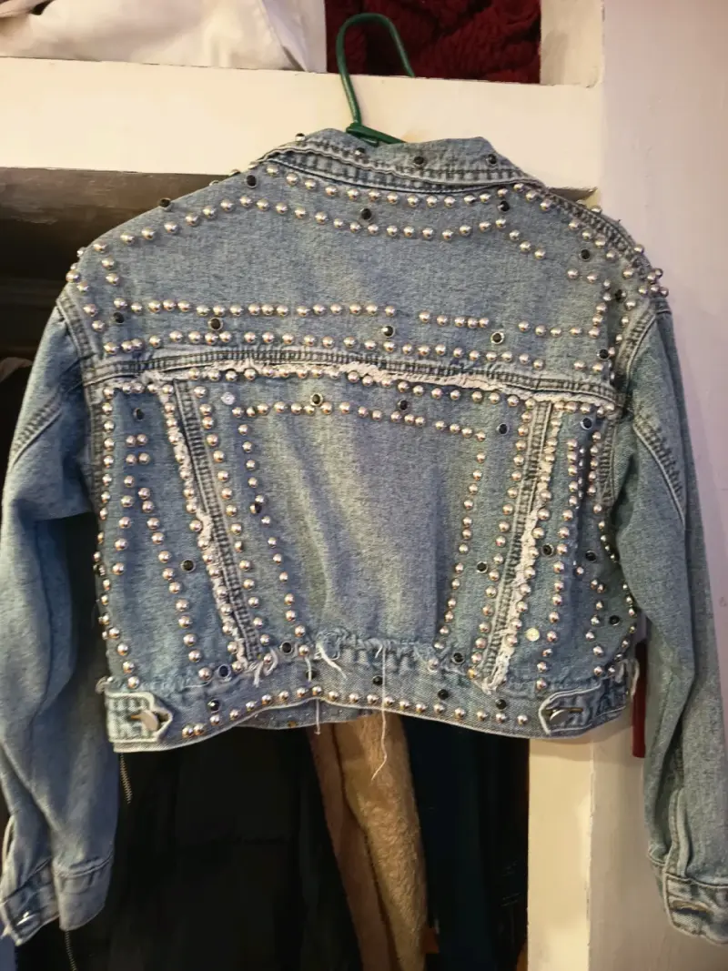 Chaqueta de mezclilla con tachas - 2