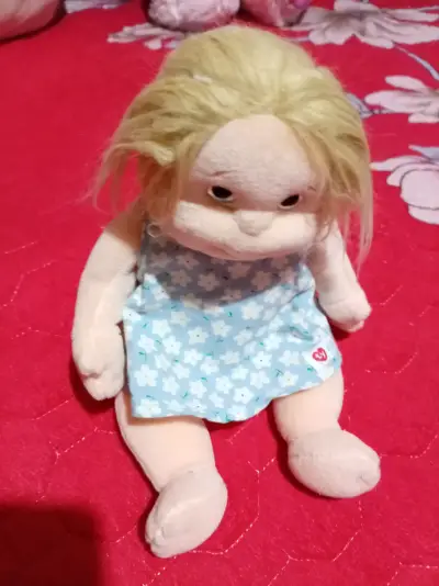Muñeca de felpa rubia - miniatura 3