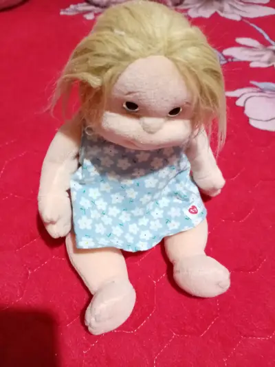 Muñeca de felpa rubia - miniatura 4