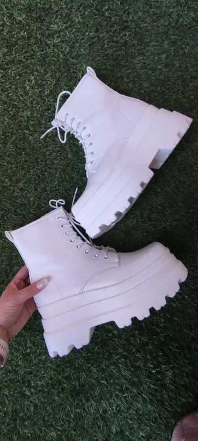 Botas blancas de plataforma - miniatura 1