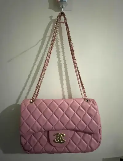 Cartera acolchada rosada con cadena - miniatura 1