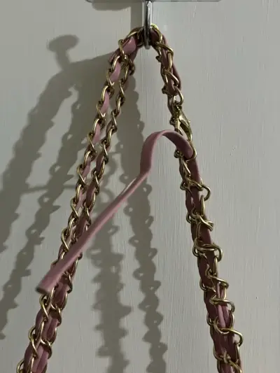 Cartera acolchada rosada con cadena - miniatura 2