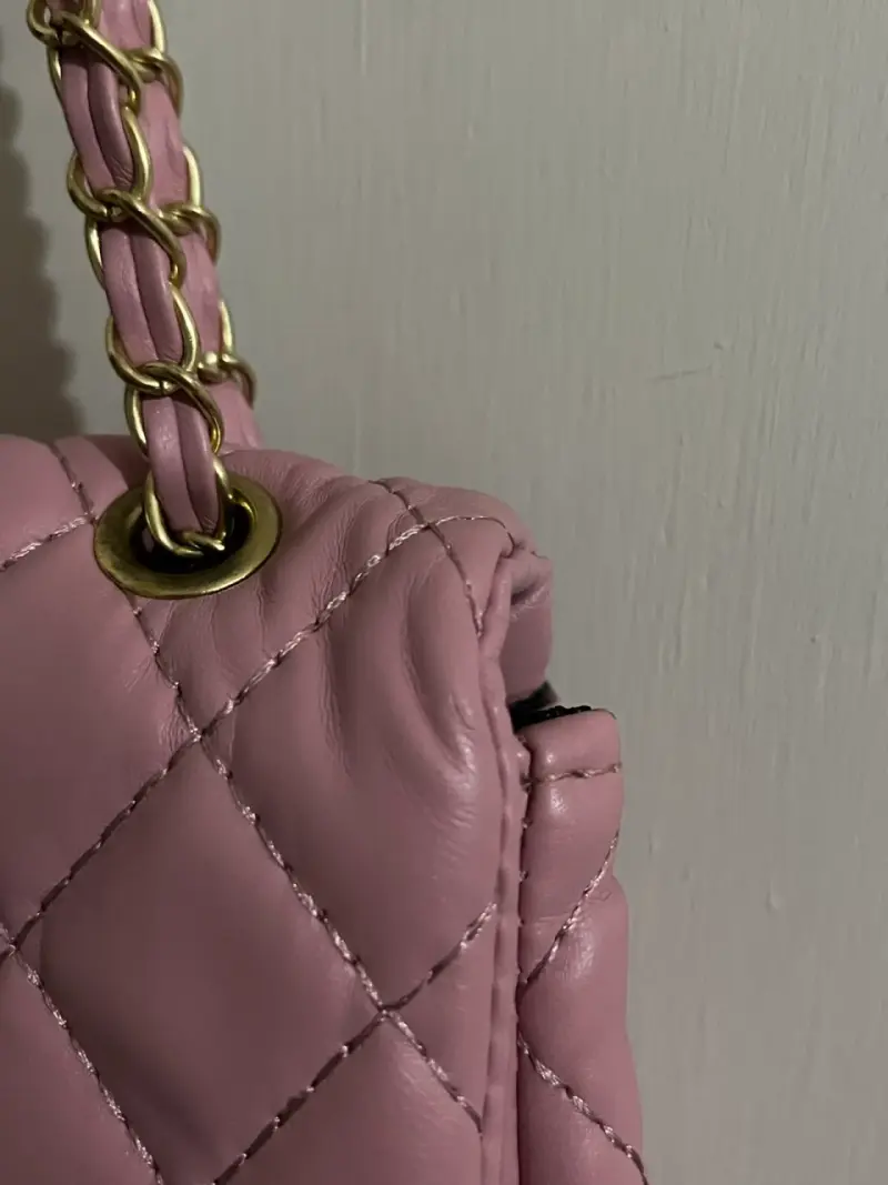 Cartera acolchada rosada con cadena - 3