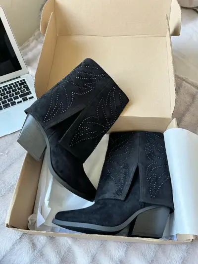 Botines negros con tachas - miniatura 1