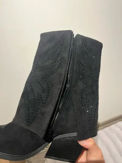 Botines negros con tachas - miniatura 3