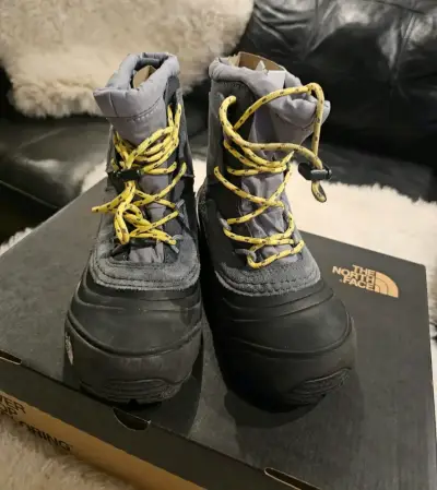 Botas The North Face gris y negro - miniatura 1