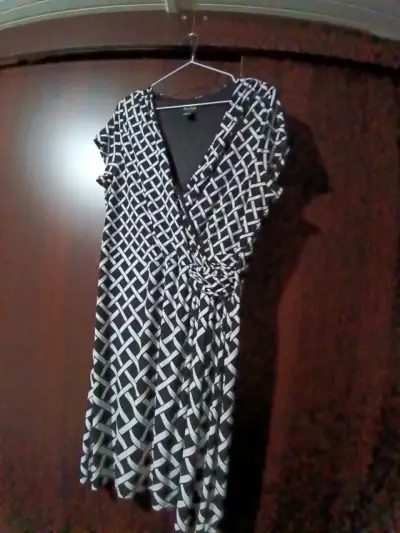 Vestido blanco y negro estampado - miniatura 1