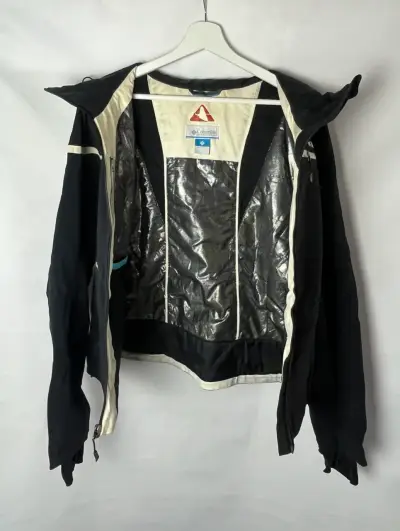 Chaqueta negra Columbia con capucha - miniatura 2