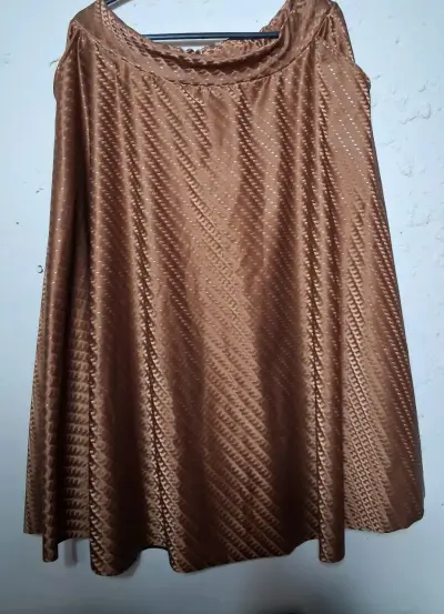 Vestido suelto marrón brillante - miniatura 1