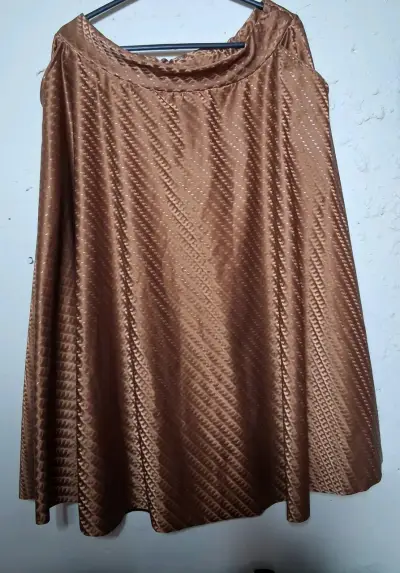 Vestido suelto marrón brillante - miniatura 4