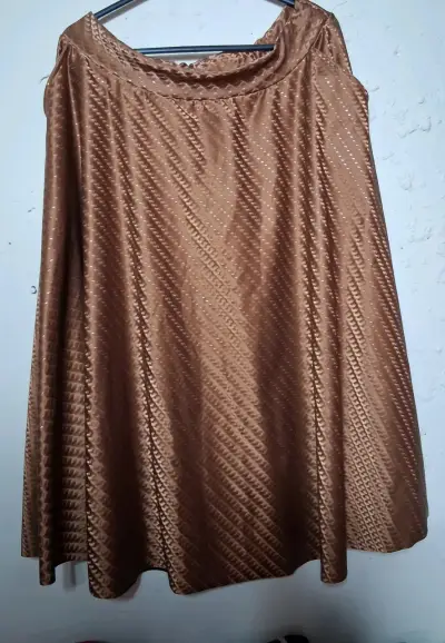 Vestido suelto marrón brillante - miniatura 5