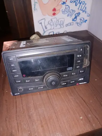 Radio de auto Mahindra MP3 - miniatura 1