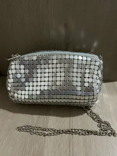Cartera plateada con cadena - miniatura 1