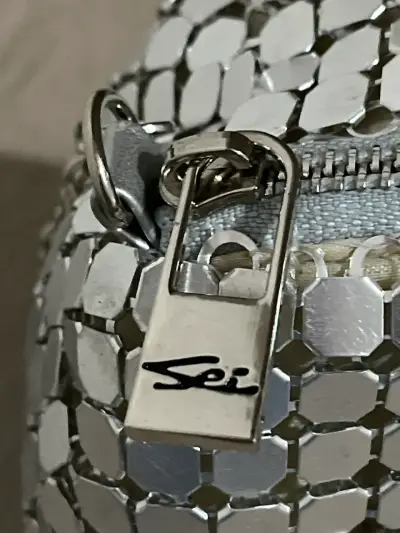 Cartera plateada con cadena - miniatura 2