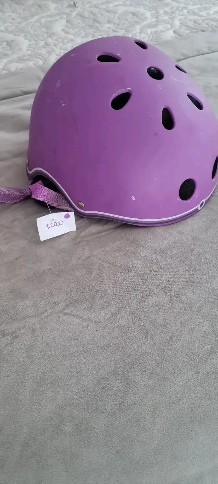 Casco morado de bicicleta