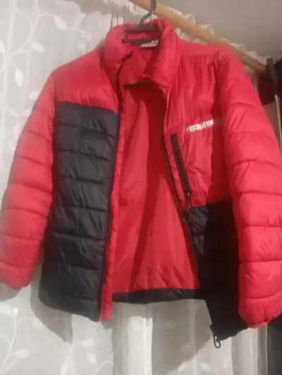 Chaqueta acolchada roja y negra - miniatura 1