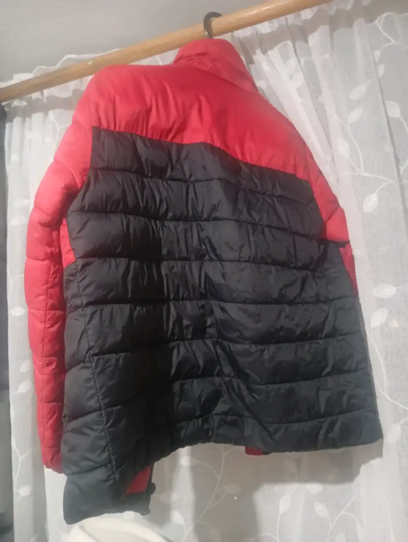 Chaqueta acolchada roja y negra - 2