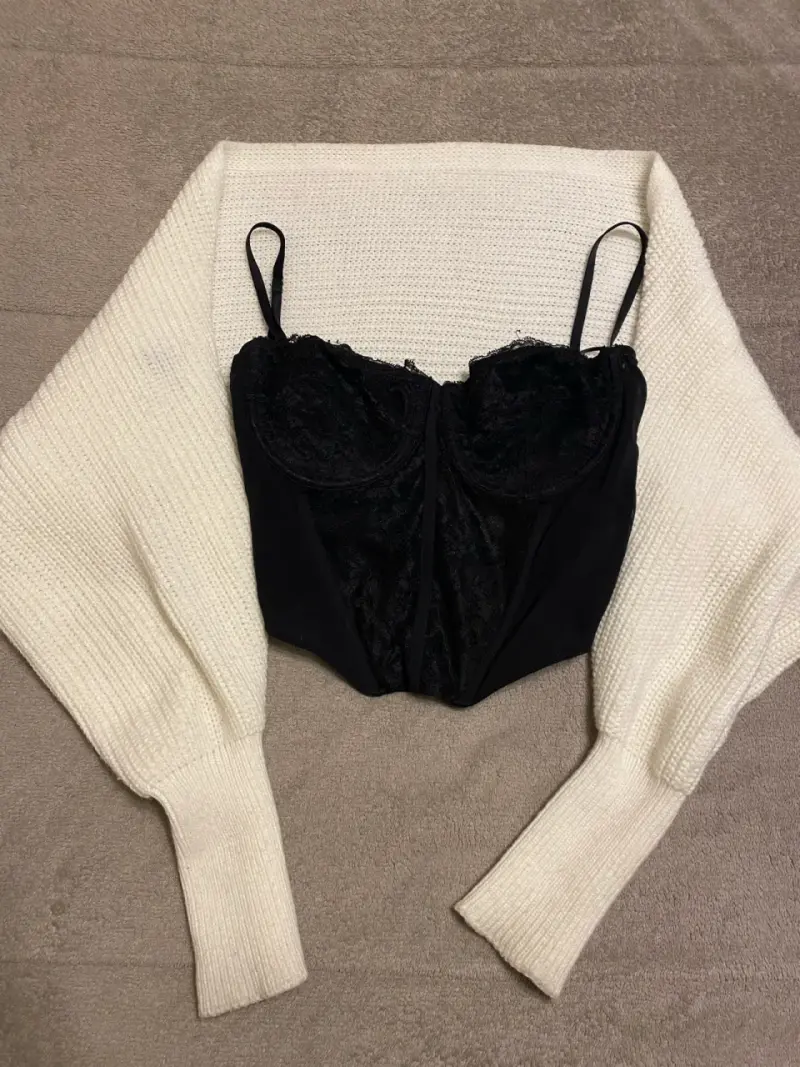 Cárdigan blanco y top tipo corset negro - 2