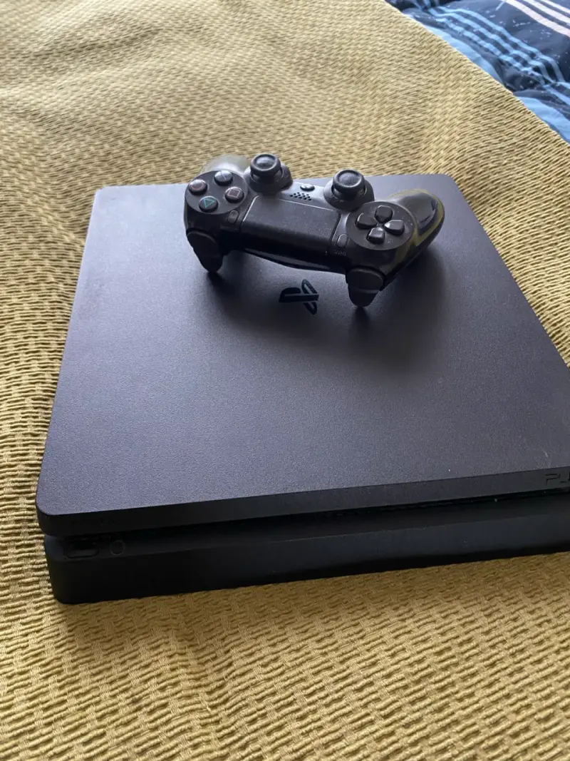 Consola PlayStation 4 con control - 3