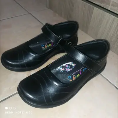Zapatos escolares negros y zapatillas puma blancas - miniatura 1