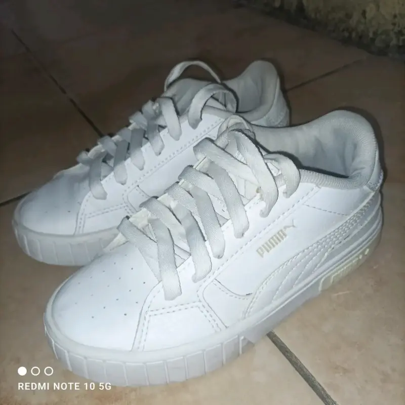 Zapatos escolares negros y zapatillas puma blancas - 2