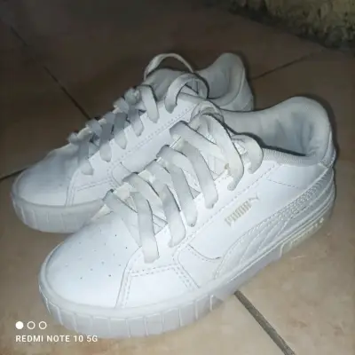 Zapatos escolares negros y zapatillas puma blancas - miniatura 2