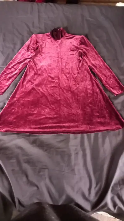 Vestido de terciopelo burdeos - miniatura 2