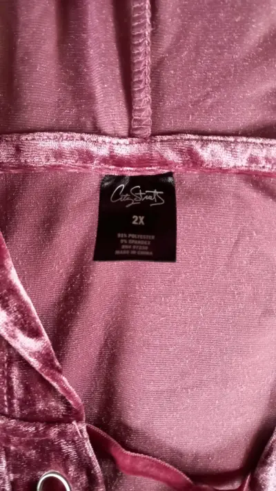 Polerón de terciopelo rosado oscuro - miniatura 2