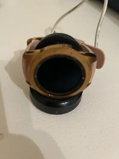 Smartwatch dorado con correa rosa Samsung - miniatura 1