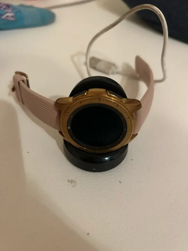 Smartwatch dorado con correa rosa Samsung - 2