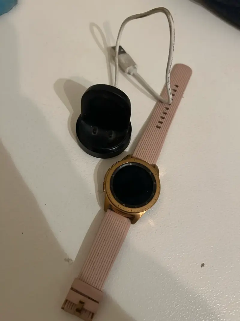 Smartwatch dorado con correa rosa Samsung - 4