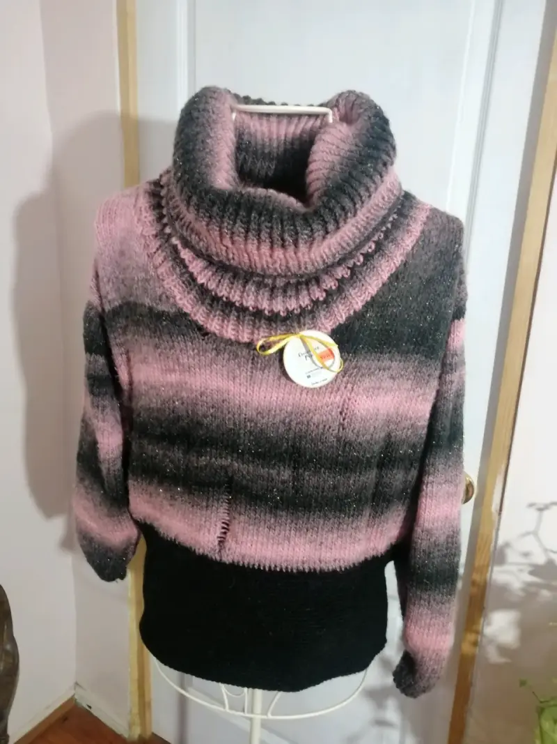 Suéter cuello alto rayado