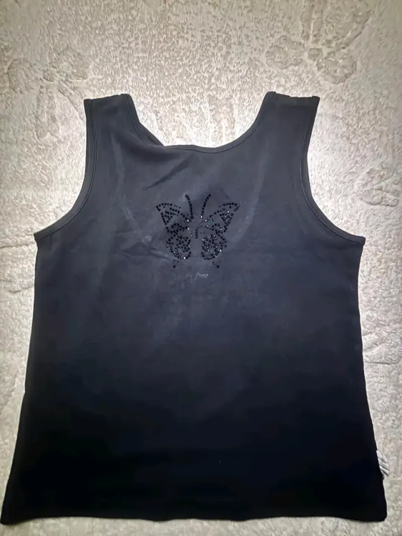 Polera negra con diseño mariposa - 1