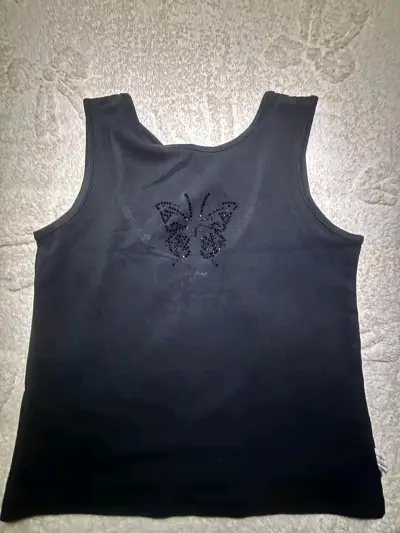 Polera negra con diseño mariposa - miniatura 1
